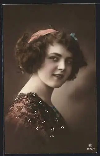 Foto-AK RPH Nr. 3676 /4: Junge Frau mit Haarband im Portrait