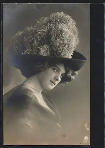 Foto-AK RPH Nr. 2285 /6: Dame mit gefiedertem Hut im Portrait