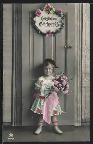 Foto-AK RPH Nr. 1926 /1: Kleines Mädchen mit Blumenstrauss und Geburtstagswünschen