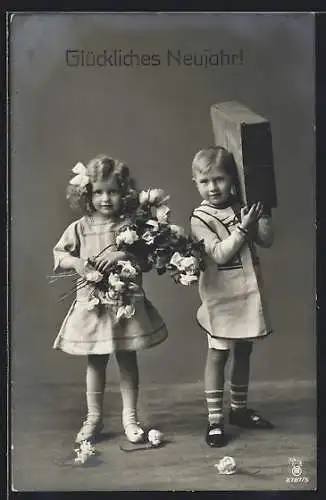 Foto-AK RPH Nr. 2787 /5: Zwei Kinder mit Blumen, Paket und Neujahrsgruss