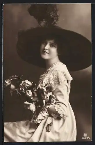Foto-AK RPH Nr. 3560 /6: Dame mit Blumenstrauss und gefiedertem Hut
