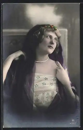 Foto-AK RPH Nr. 4701 /5: Junge Frau in Schleier und Perlenkette