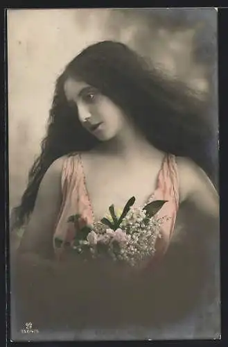 Foto-AK GG Co. Nr. 1564 /5: Eine junge Frau mit Blumenstrauss und langen schwarzen Haaren
