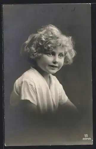 Foto-AK GG Co. Nr. 3094 /6: Ein junger Knabe mit lockigem blonden Haar