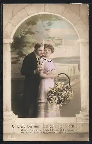 Foto-AK GG Co. Nr. 2509 /2: Ein junges Paar in edler Garderobe, sie mit einem Korb Blumen
