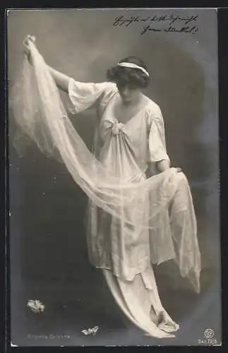 Foto-AK GG Co. Nr. 70 /9: Eine Frau im weissen Kleid mit einem feinen Tuch