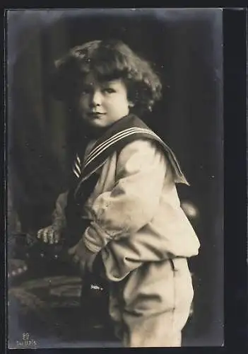 Foto-AK GG Co. Nr. 112 /5: Ein junger Knabe mit leichtem Lächeln im Matrosenkostüm