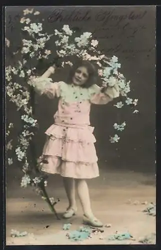 Foto-AK GG Co.: Mädchen im weissen Kleid steht unter einer Blütenranke