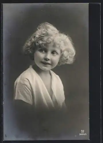 Foto-AK GG Co. Nr. 3094 /1: Ein junger, lächelnder Knabe mit blondem, lockigem Haar