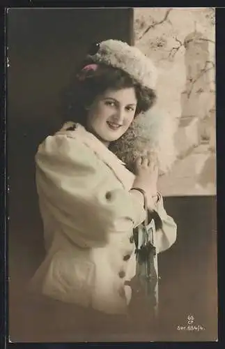 Foto-AK GG Co. Nr. 854 /4: Junge Dame mit Pelzmütze in einer Jacke mit Pelzkragen