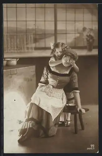Foto-AK GG Co. Nr. 2616 /1: Eine Frau mit ihrer Tochter am Herd