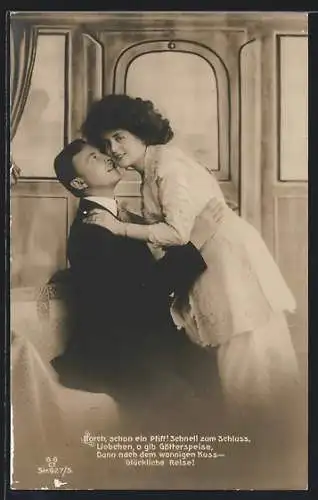 Foto-AK GG Co. Nr. 927 /5: Ein junges Paar in inniger Pose in einer Zug-Kulisse