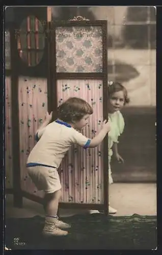 Foto-AK GG Co. Nr. 2432 /1: Zwei Kinder spielen verstecken an einem Wandschirm