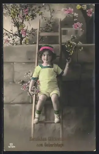 Foto-AK GG Co. Nr. 1619 /4: Ein junger Knabe sitzt auf einer Leiter von Blüten umrahmt