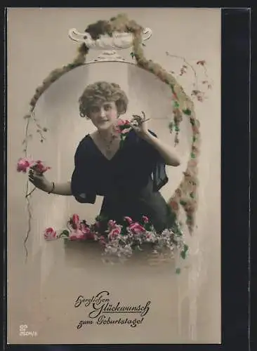 Foto-AK GG Co. Nr. 2604 /5: Eine junge Frau mit lockigem Haar und einem Korb voll Rosen, Geburtstagskarte