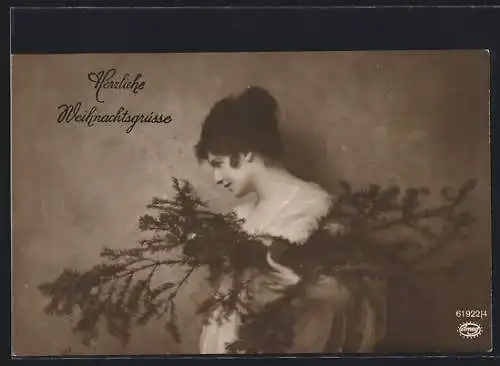 Foto-AK Amag Nr. 619224: Schöne mit Tannenzweigen, Weihnachtsgrüsse