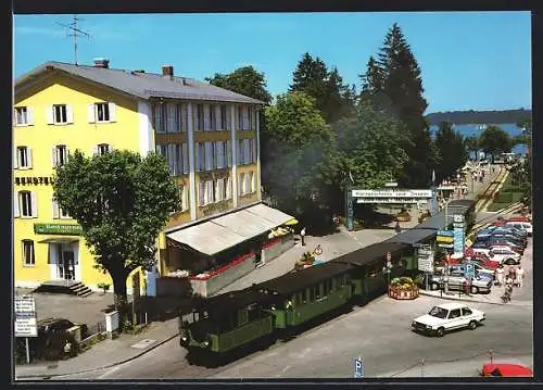 AK Prien am Chiemsee, Chiemseebahn von 1887 vor Restaurant in der Seestrasse