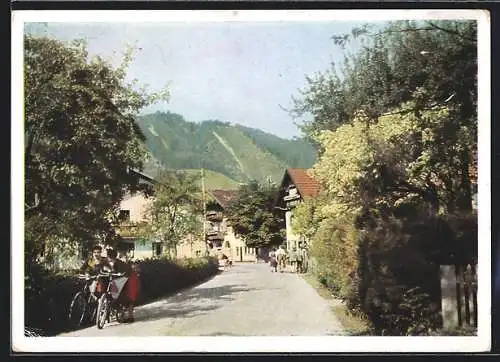 AK Grassau / Chiemgau, Strassenpartie mit Fahrradfahrern