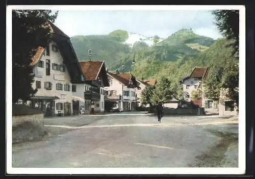 AK Grassau / Chiemgau, Dorfpartie vor Berglandschaft