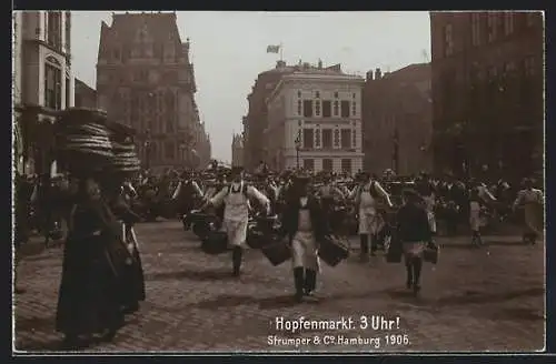 AK Hamburg, Reger Betrieb auf dem Hopfenmarkt, Reklame von Strumpfer & Co., 1906