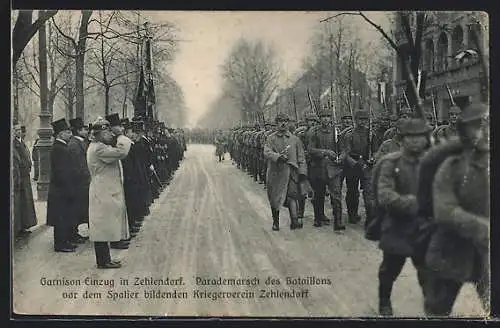 AK Zehlendorf, Garnison-Einzug, Parademarsch des Bataillons vor dem Spalier bildenden Kriegerverein