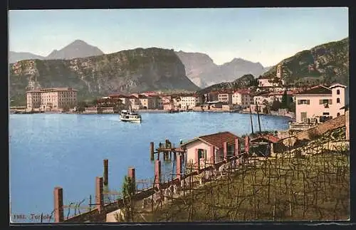 AK Torbole /Gardasee, Panorama, Dampfer auf dem See