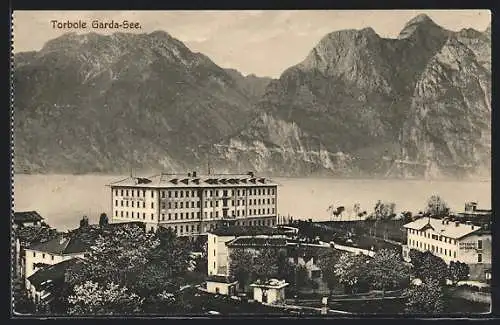 AK Torbole, Gardasee, Teilansicht mit Grandhotel und Bergpanorama
