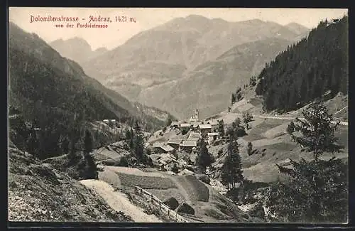 AK Andraz /Dolomitenstrasse, Ortsansicht von der Pordoistrasse aus