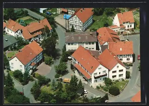 AK Knüllwald-Rengshausen, Gasthaus Haus Gombert vom Flugzeug aus, Schulgraben 2-4