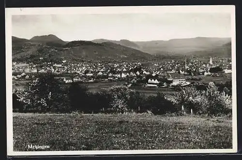 AK Metzingen / Württ., Gesamtansicht mit Bergkulisse