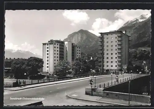 AK Innsbruck, Universitätsbrücke mit Blick auf Hochhäuser und Gebirge