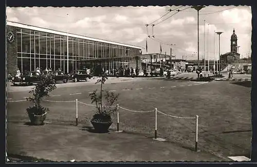 AK Pforzheim, Bahnhofplatz mit parkenden Autos