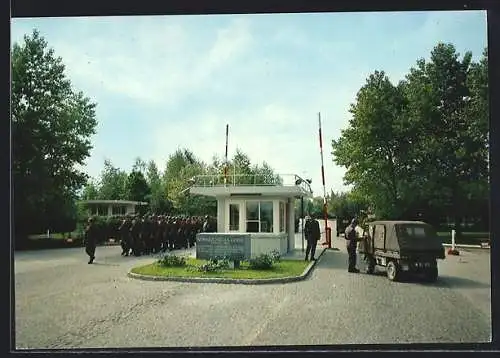 AK Salzburg, Schwarzenbergkaserne, Einfahrt mit Soldaten