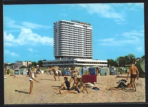AK Rostock-Warnemünde, Strandpartie mit Blick zum Hotel Neptun