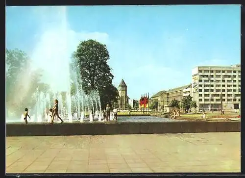 AK Dessau, Neubau und Wasserbecken an der Wilhelm Pieck Strasse