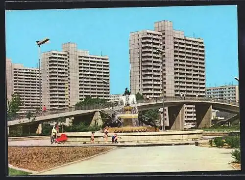 AK Halle-Neustadt, Brunnen an der Magistrale, Hochhäuser