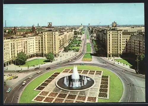 AK Berlin, Blick vom Strausberger Platz zur Karl-Marx-Allee, Fontäne