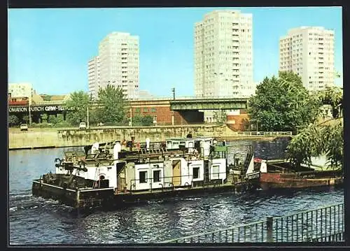 AK Berlin, moderne Architektur, Boot an der Anlegestelle, Blick zu den Plattenbauten