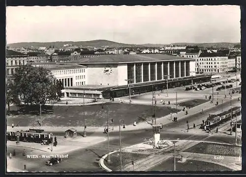 AK Wien, Westbahnhof mit Strassenbahnen und Parkplatz