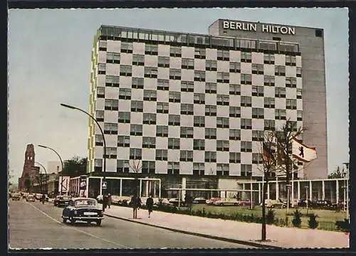 AK Berlin, auf der Strasse vor dem Hilton Hotel, Blick zur Gedächtniskirche