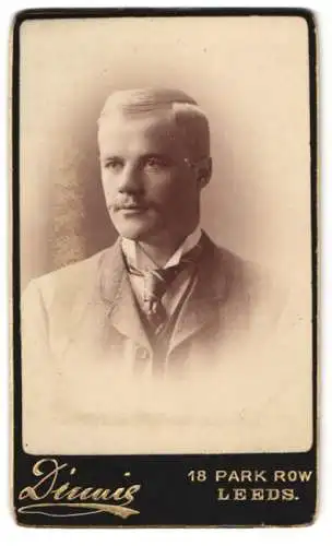 Fotografie Diuvis, Leeds, 18 Park Row, Junger Mann im Anzug mit offenem Kragen, Krawatte und Schnurrbart