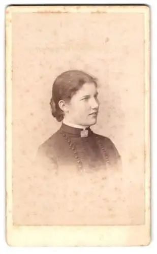 Fotografie Teich Hanfstaengl, Dresden, Junge Mary Derbyshire im schwarzen Kleid mit zurückgebundenem Haar