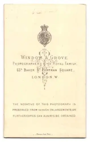 Fotografie Window & Crove, London, 63 Baker St., Schöne Dame im Kleid mit weissen Rüschen und leichtem Lächeln