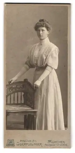 Fotografie Atelier Oberpollinger, München, Neuhauser Str. 44, Junge Dame im hellen taillierten Kleid mit Perlenarmband