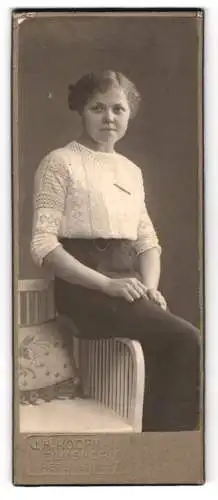 Fotografie J. H. Koopmann, Elmshorn, Peterstr. 37, Junge Dame in weisser Bluse mit Spitzenmuster und schwarzem Rock