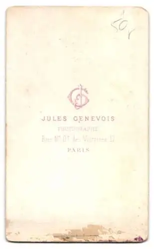 Fotografie Jules Genevois, Paris, Rue des Victoires 17, Junge Dame im schwarzen Kleid mit heller Brosche und Ohrringen