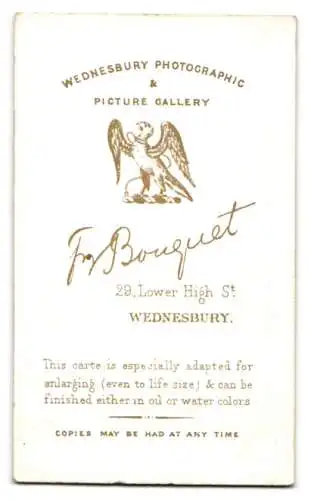 Fotografie Boquet, Wednesbury, 29 Lower High St., Junger Herr im schwarzen Anzug mit prägnanten Wangenbart und Hut