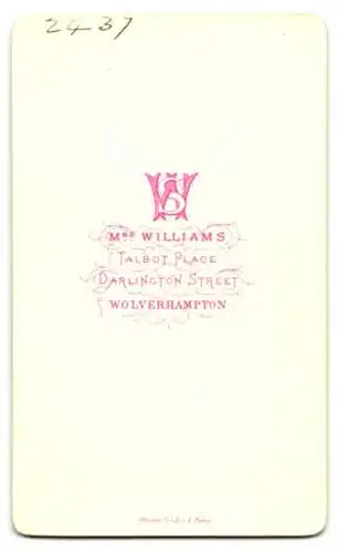 Fotografie Mrs. Williams, Wolverhampton, Talbot Place, Junger Mann im Anzug mit Schnurrbart und hohen Wangenknochen