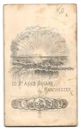 Fotografie James Mudd & Son, Manchester, 10 St. Anns Square, Schöner junger Mann im Anzug mit Wangen- und Schnurrbart