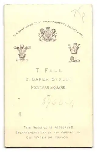 Fotografie T. Fall, London, Baker Street 9, Schöne Dame im hellen Kleid mit schwarzer Schleife im Haar und Brosche